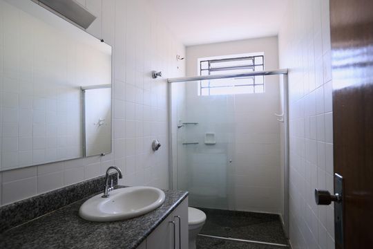 Banheiro de apartamento para alugar com 2 quartos, 65m² em Santa Ines, Belo Horizonte