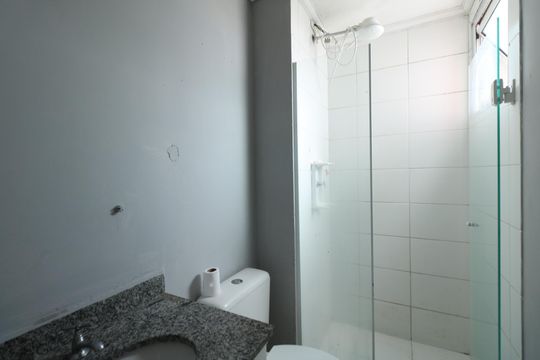 Banheiro de apartamento para alugar com 2 quartos, 45m² em Canhema, Diadema