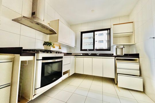 Cozinha  de apartamento à venda com 4 quartos, 175m² em Alphaville Industrial, Barueri