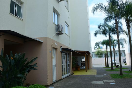 Área comum entre os blocos de apartamento para alugar com 2 quartos, 58m² em Vila Monte Carlo, Cachoeirinha