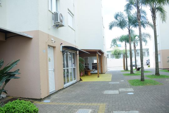 Área comum entre os blocos de apartamento para alugar com 2 quartos, 58m² em Vila Monte Carlo, Cachoeirinha
