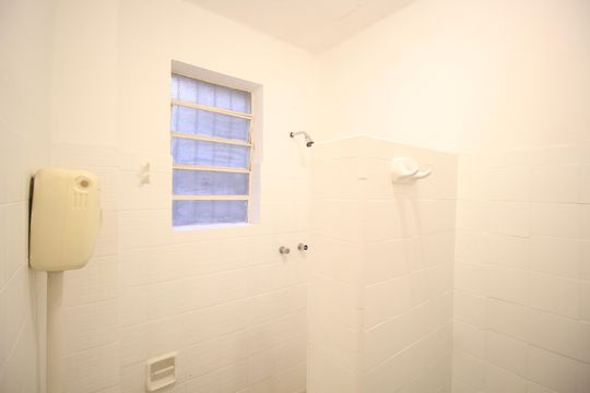 Banheiro de apartamento à venda com 3 quartos, 77m² em Floresta, Porto Alegre
