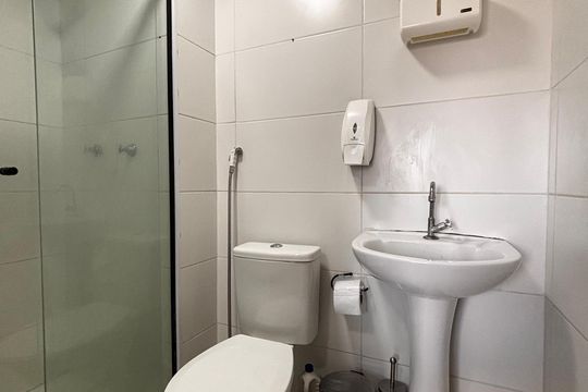 Banheiro de apartamento à venda com 2 quartos, 47m² em Quitaúna, Osasco