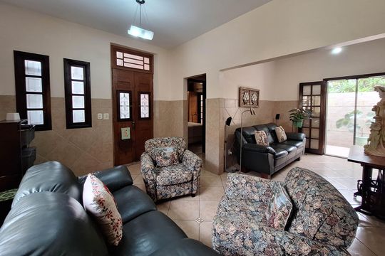 Sala 1 de casa à venda com 3 quartos, 204m² em Barreto, Niterói