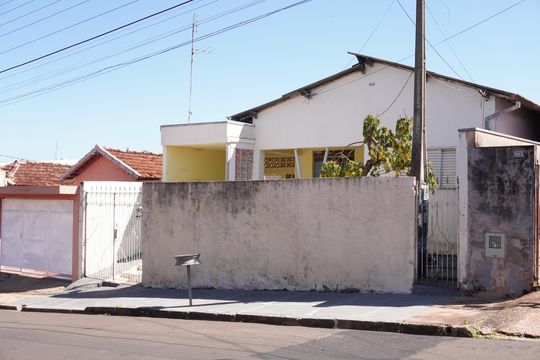 Fachada de casa para alugar com 2 quartos, 250m² em Jardim Sao Carlos, São Carlos
