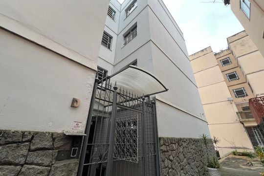 Fachada do bloco de apartamento para alugar com 2 quartos, 61m² em Centro, Juiz de Fora