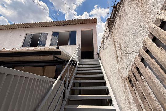 Escada de casa para alugar com 2 quartos, 55m² em Jardim Imperial, Aparecida de Goiânia