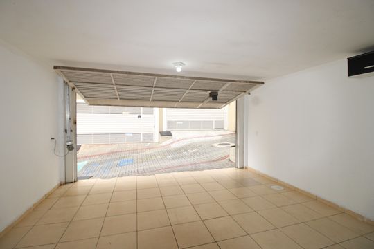 Garagem de casa de condomínio para alugar com 3 quartos, 115m² em Vila Carmosina, São Paulo