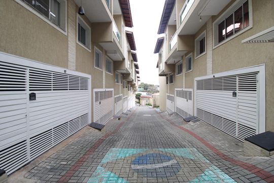 Fachada interna de casa de condomínio para alugar com 3 quartos, 115m² em Vila Carmosina, São Paulo