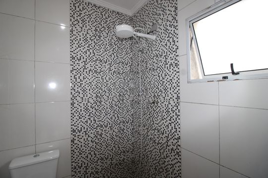 Banheiro da Suíte 3 de casa de condomínio para alugar com 3 quartos, 115m² em Vila Carmosina, São Paulo