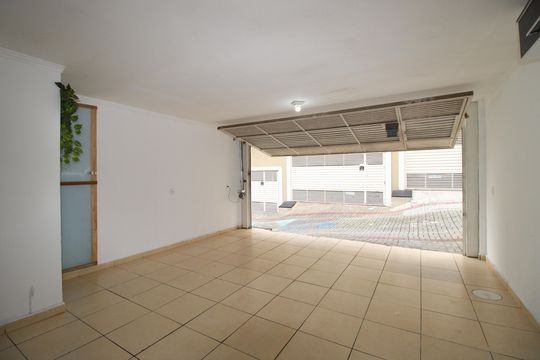 Garagem de casa de condomínio para alugar com 3 quartos, 115m² em Vila Carmosina, São Paulo