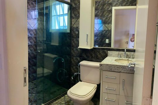 Banheiro de casa à venda com 3 quartos, 277m² em Cavalhada, Porto Alegre