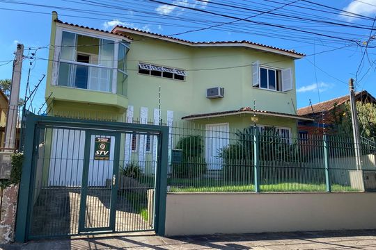 Fachada de casa à venda com 3 quartos, 277m² em Cavalhada, Porto Alegre