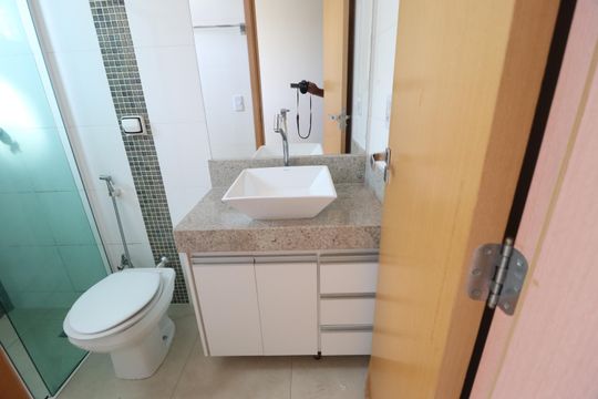 Banheiro do Quarto 2 de apartamento para alugar com 2 quartos, 72m² em Tubalina, Uberlândia
