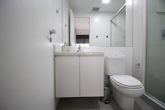 Banheiro da Suíte 1 de apartamento para alugar com 1 quarto, 42m² em Jardim do Salso, Porto Alegre