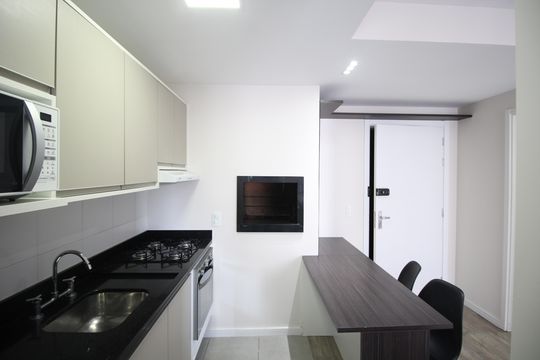 Cozinha de apartamento para alugar com 1 quarto, 42m² em Jardim do Salso, Porto Alegre