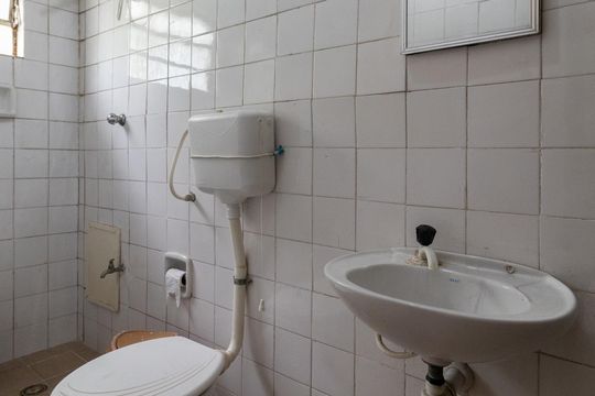 Banheiro Quarto Externo de casa à venda com 2 quartos, 140m² em Vila Rosaria, São Paulo