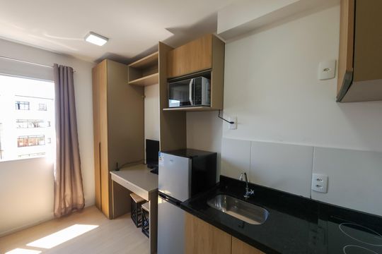 Cozinha de kitnet/studio para alugar com 1 quarto, 15m² em República, São Paulo
