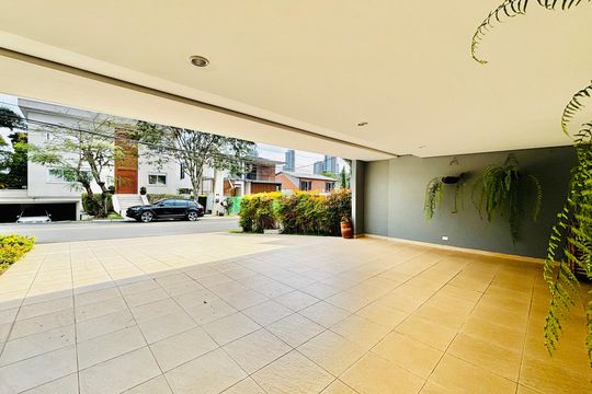 Garagem de casa de condomínio para alugar com 6 quartos, 550m² em Jardim Paulista, Barueri