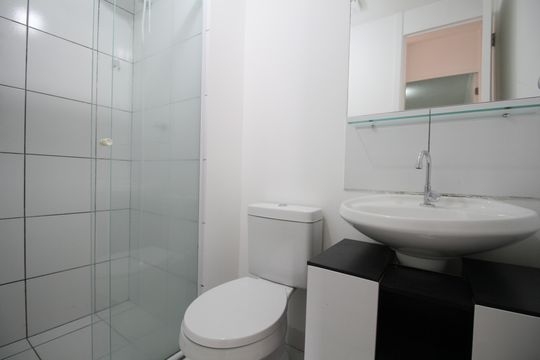 Banheiro de apartamento para alugar com 2 quartos, 50m² em Vila das Belezas, São Paulo