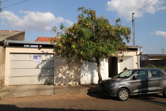 Fachada de casa para alugar com 3 quartos, 70m² em Residencial Integração, Uberlândia