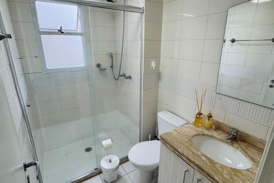Banheiro de apartamento à venda com 2 quartos, 55m² em Vila Augusta, Guarulhos