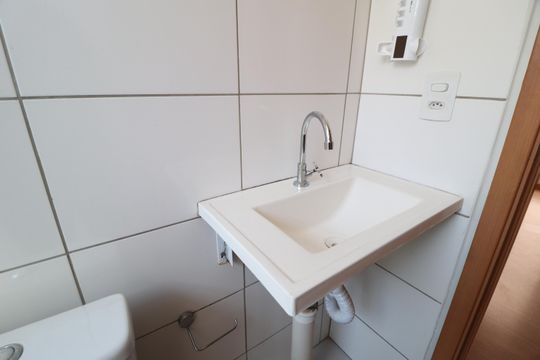 Banheiro Social de apartamento para alugar com 2 quartos, 50m² em Jardim Patricia, Uberlândia