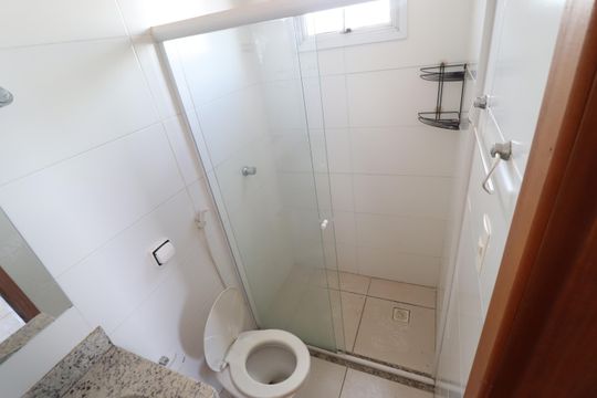 Banheiro do Quarto 1 de apartamento para alugar com 3 quartos, 130m² em Santa Mônica, Uberlândia