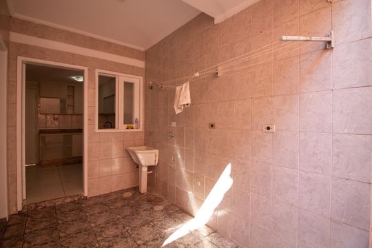 Área de Serviço de casa de condomínio para alugar com 3 quartos, 126m² em Parque Maria Helena, São Paulo