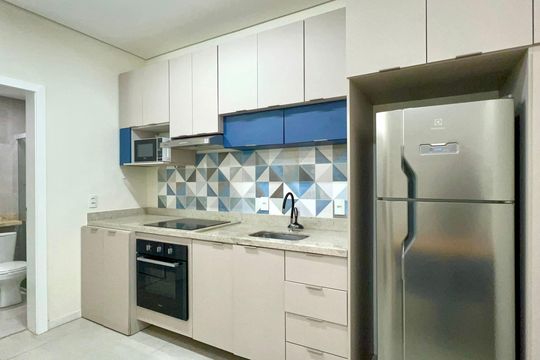 Cozinha de apartamento para alugar com 1 quarto, 45m² em Pinheiros, São Paulo