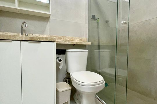 Banheiro de apartamento para alugar com 1 quarto, 45m² em Pinheiros, São Paulo