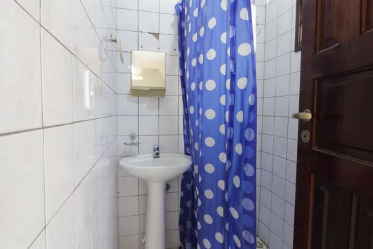 Banheiro de casa de condomínio para alugar com 2 quartos, 60m² em Ogiva, Cabo Frio