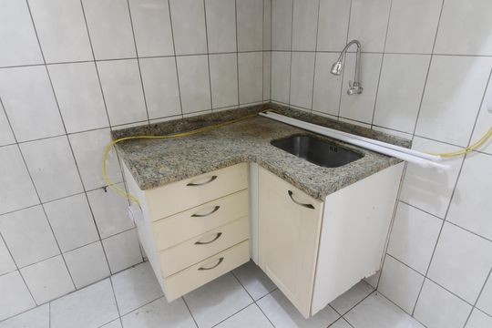 Cozinha de casa de condomínio para alugar com 2 quartos, 60m² em Ogiva, Cabo Frio