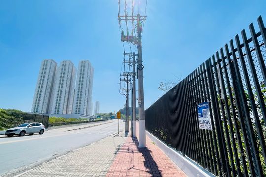 Entrada da portaria com placa instalada de apartamento para alugar com 4 quartos, 131m² em Jardim Santa Barbara, Embu das Artes