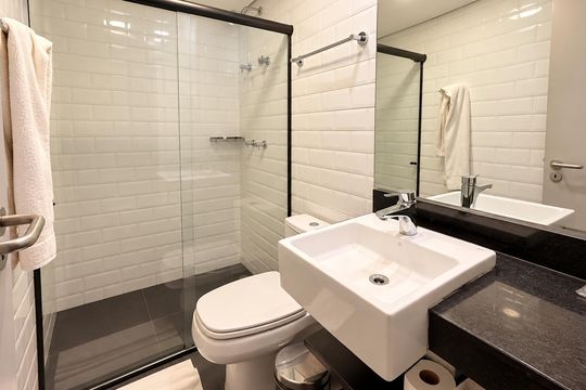 Banheiro social de kitnet/studio à venda com 1 quarto, 35m² em Itaim Bibi, São Paulo