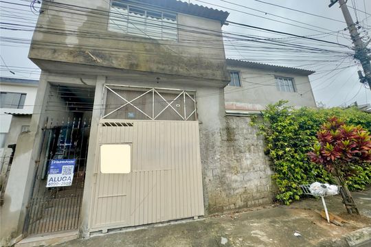 Placa instalada na fachada do imóvel  de casa para alugar com 1 quarto, 28m² em Jardim Presidente Dutra, Guarulhos