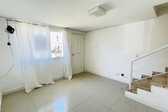 Sala de casa de condomínio para alugar com 2 quartos, 100m² em Jardim Santa Paula, Cotia
