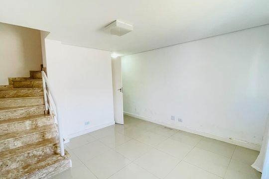 Casa de Condomínio para alugar com 2 quartos, 100m² em Jardim Santa Paula, Cotia