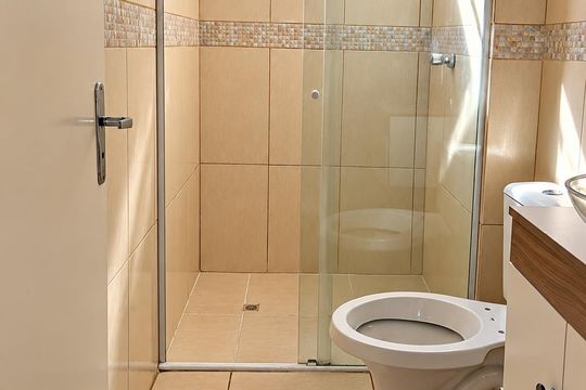 Banheiro social de apartamento para alugar com 2 quartos, 54m² em Camaquã, Porto Alegre