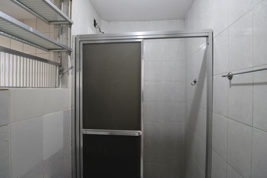 Banheiro de casa de condomínio para alugar com 2 quartos, 76m² em Anil, Rio de Janeiro