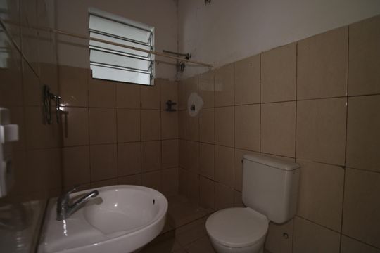 Banheiro de casa de condomínio para alugar com 1 quarto, 76m² em Anil, Rio de Janeiro