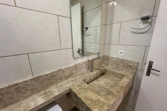 Banheiro de apartamento à venda com 2 quartos, 54m² em Jardim Maria Helena, Barueri