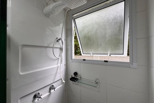 Banheiro Social de apartamento para alugar com 2 quartos, 49m² em Vargem Grande, Rio de Janeiro