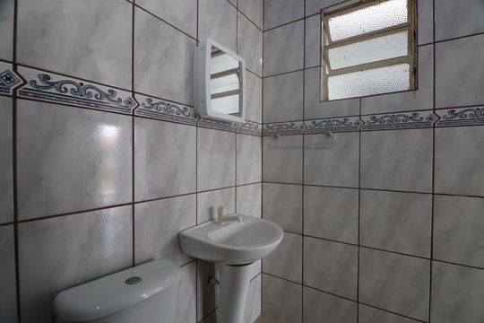 Banheiro  de casa à venda com 2 quartos, 48m² em Centro, Canoas