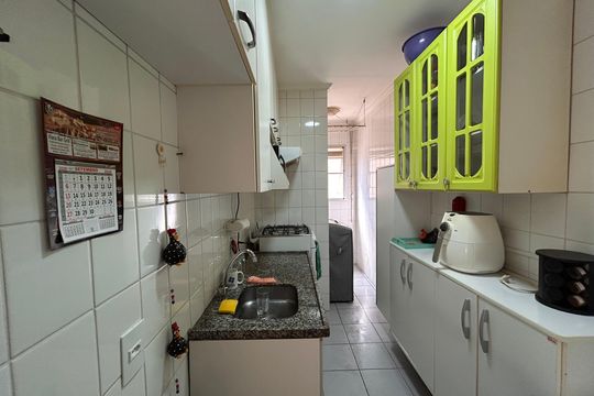 Cozinha de apartamento para alugar com 2 quartos, 50m² em Jardim Sabara, São Paulo