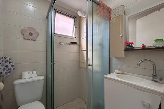 Banheiro de apartamento para alugar com 2 quartos, 50m² em Jardim Sabara, São Paulo