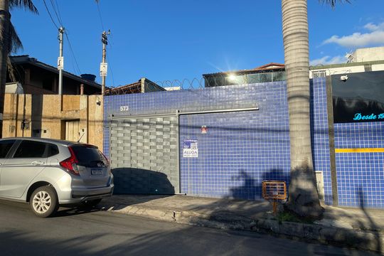 Placa instalada no muro com o codigo GRDG-93 no dia 17-09-2026, tamanho grande de casa para alugar com 3 quartos, 250m² em A Definir Em Campo, Contagem