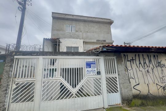 Placa instalada na fachada do imóvel de casa para alugar com 2 quartos, 50m² em Jardim Paulista, Guarulhos