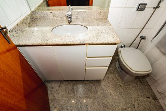Banheiro do Quarto 3 de apartamento para alugar com 3 quartos, 140m² em Ouro Preto, Belo Horizonte
