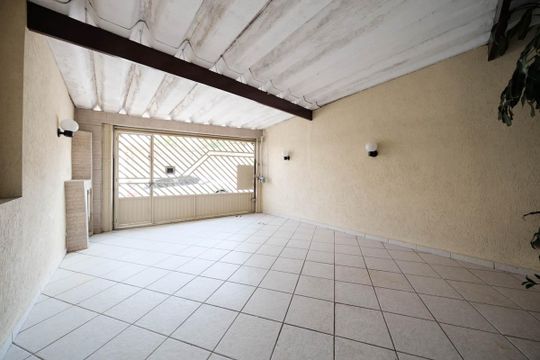 Garagem de casa à venda com 4 quartos, 143m² em Cangaiba, São Paulo